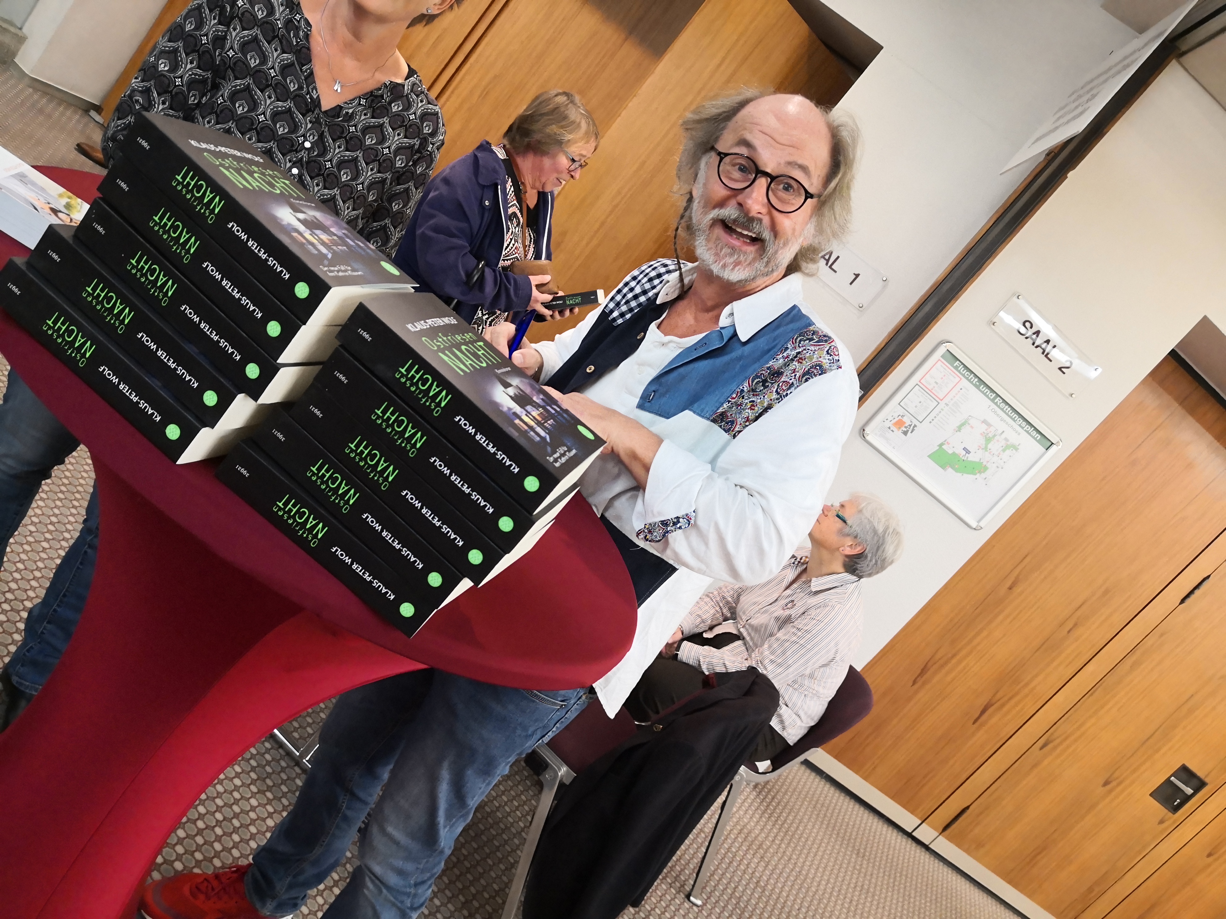 KPW beim signieren von Ostfriesen-Nacht